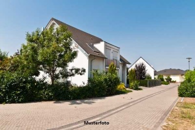 2-Familienhaus und 2 Garagen - provisionsfrei