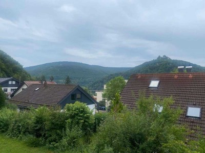 1 Zimmer, fantastischer Ausblick, riesiger Südwestbalkon und Tiefgaragenstellplatz