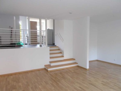 Hübsche u. helle 3-Zi. Maisonette Wohnung über 3 Etagen mit Garten