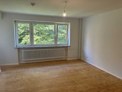 2,5-Zimmer-Wohnung mit schickem Dielenboden und neuem Badezimmer