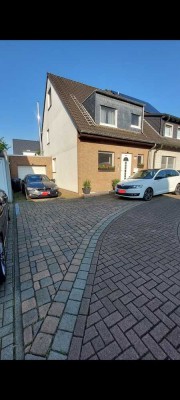 Vollunterkellerte Doppelhaushälfte in  Spielstraße mit Garage/Garten in Nähe des Bottrop Hbf