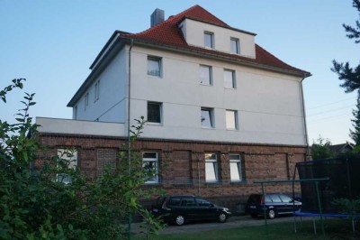 gepflegtes MFH mit 12 Einheiten, 2 Garagen und Carports