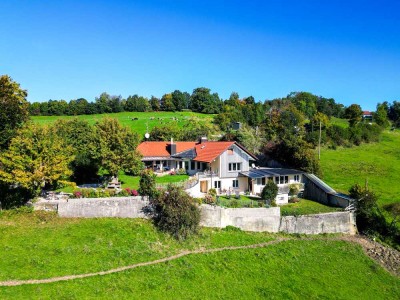 Alleinlage mit Bergblick - Einfamilienhaus mit ELW zwischen Isny und Wangen