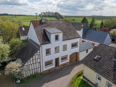 Bauernhaus mit Scheune, Innenhof & Ausbaupotenzial in Hunzel