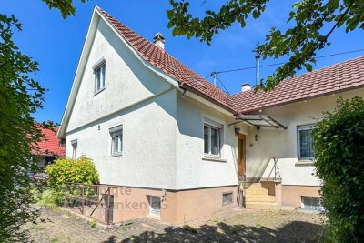 Großes Einfamilienhaus mit großem Garten und Garage!