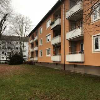 Vollständig renovierte 3-Zimmer-Wohnung mit Balkon in Frankfurt am Main, ca. 300 m zur U-Bahn