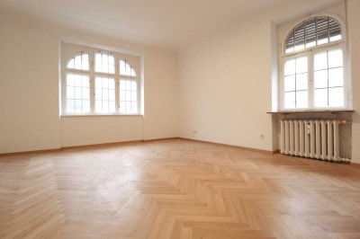 Platz und Stil: 7 Zimmer Altbau Traum in der Innenstadt