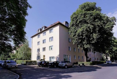 Sanierte 2-Zimmer-Wohnung mit großer Wohnküche und Abstellnische.