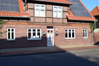 Modernisierte Wohnung mit dreieinhalb Zimmern und Garten.