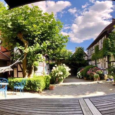 Historisches Fachwerk-Ensemble - Liebevoll sanierter Dreiseitenhof in Himbach