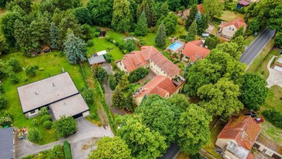 Großes Grundstück am Waldrand, drei Doppelhäuser,  Energiekennwert A+, eine Einheit mit Wohnrecht