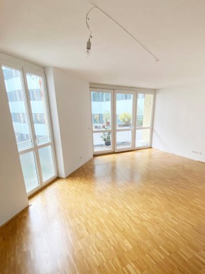 Helle, sehr ruhige 2-Zimmer Wohnung mit Balkon - Ecke Wiedner Hauptstraße - Perfekte öffentliche Anbindung! (10 Minuten bis zum Karlsplatz) + Optional Auto Stellplatz // Provisionsfrei von Privat