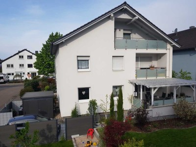 Ansprechende und vollst. renovierte 3,5-Zimmer-DG-Wohnung mit geh. Innenausstattung mit Balkon