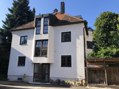 2,5 Zimmer Dachgeschossperle mit zwei Balkonen im Herzen Gautings, teilmöbliert