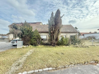 Einfamilienhaus in Engelhartstetten: Ihr Sanierungsprojekt mit Garten und zwei Garagen - 3 Zimmer - ca. 1800 m² GFL