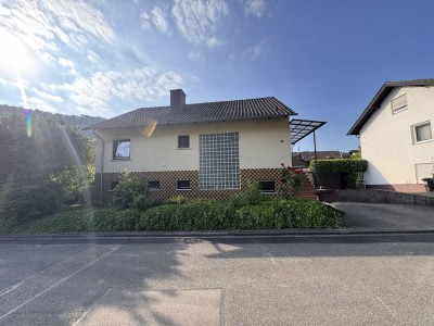Winnweiler-Hochstein: Freistehendes Einfamilienhaus mit großem Garten und Garage
