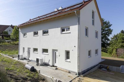 DHH Neubau mit PV, großer Garten, hochwertige Ausstattung