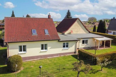 Alle Zusammen:  Zweifamilienhaus mit sonnigem Garten und Garage in grüner Lage