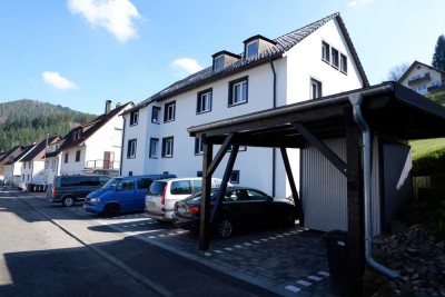 Gepflegte 2 Zimmer Wohnung im 1.OG mit EBK und Stellplatz in Alpirsbach, WM: 545€