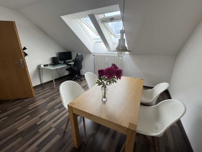 gepflegte, ruhige 2,5-Zimmer-Dachgeschosswohnung mit Südbalkon