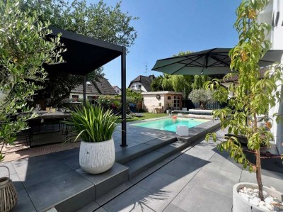 von Privat: Exklusives Einfamilienhaus mit moderner Architektur