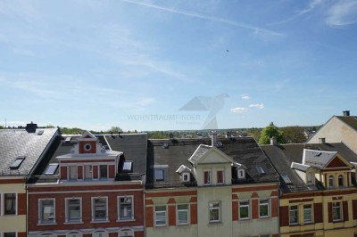 Helle Dachgeschoss-Wohnung mit großem Tageslichtbad