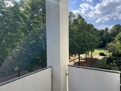 Moderne 2-Zimmer-Wohnung im 2. OG mit Balkon, TG-Stellplatz & neuwertiger Einbauküche in Düsseldorf