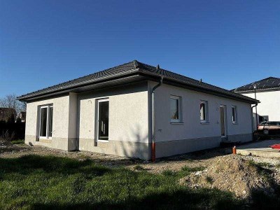 Nur noch einziehen! ca. 122 m² Wfl., ca. 518 m² Grdstk., Wärmepumpe, Fußbodenheizung, Carport