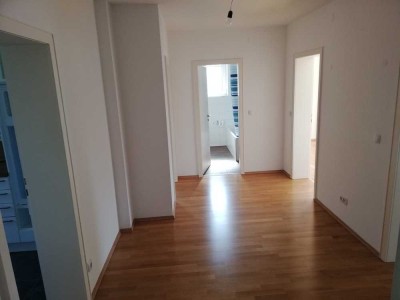Modernisierte attraktive helle 3-Zimmer-Wohnung mit Balkon in Seeheim im 1.OG