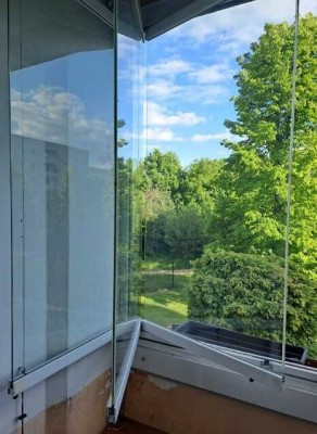 Große 2-Zimmer-Wohnung mit Balkon . Blick ins Grüne !