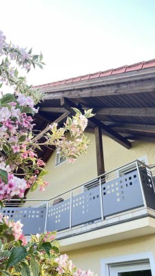 Ansprechende 2-Zimmer-Wohnung mit Balkon und Einbauküche in Hohenschambach