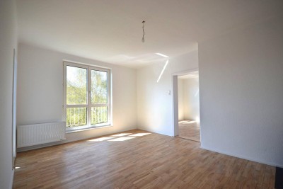 ZENTRUM MITTE LEHEN | Sanierte 3-Zimmerwohnung in der obersten Etage mit Parkblick