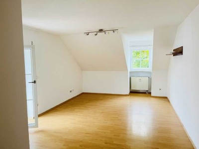 2-Zimmer Dachgeschoss Wohnung mit EBK und Balkon