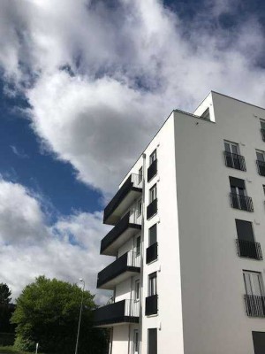 Moderne neuwertige Wohnung mit Einbauküche Parkettböden und Balkon