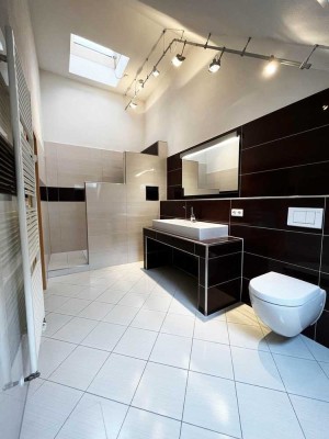 Wellness-Bad, Loggia, neuer Boden | Sonnige Maisonette | Klimaanlage & Stellplatz