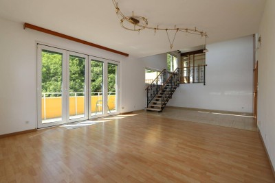 Traumhafte 4-Zimmer-Maisonette-Wohnung mit 2 Balkonen in Waldrandlage und Blick über Hinterbrühl