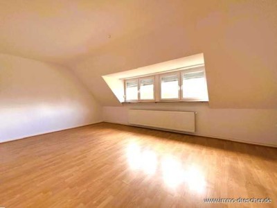 Großzügige drei Zimmerwohnung im Dachgeschoss am Rastpfuhl