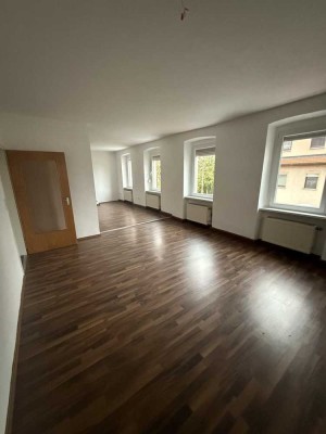 Großzügige 7-Zimmer-Wohnung mit Terrasse