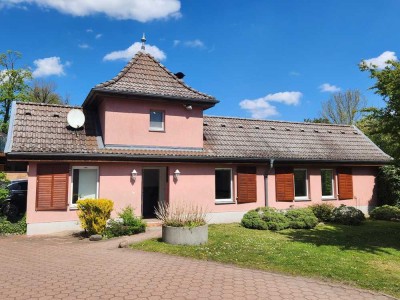 Zwischen Schlosspark u. Fluss Rhin! Hochwertig saniertes Häuschen auf traumhaftem Grundstück