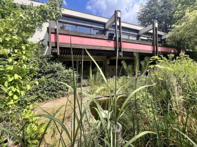 Bemerkenswertes Wohnhaus mit Garage auf idyllischem Grundstück