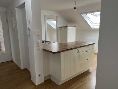 Wunderschön renovierte 2,5-ZW mit Laminat, EBK, Tageslichtbad mit Dusche, WC, Keller