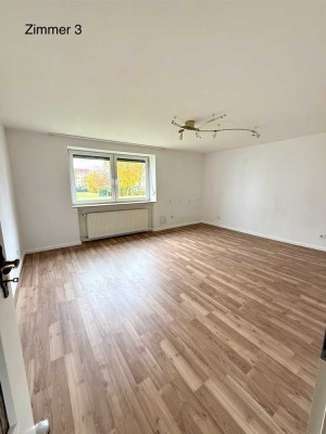 3-Zimmer-Wohnung mit Stellplatz, Einbauküche, Keller und Dachboden (bezugsfertig!)