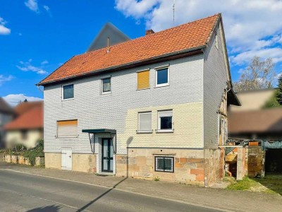 Heimwerkertraum: Freistehendes Einfamilienhaus mit begonnener Sanierung in Alsfeld-Berfa