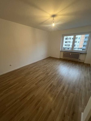 Exklusive, modernisierte 2-Zimmer-Wohnung mit Balkon und EBK in München