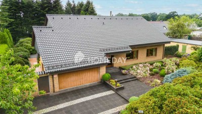 Stilvoller Familienwohnsitz mit 2 Wohneinheiten, 320 m² Wohnfläche und traumhaftem Garten