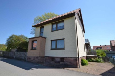 Ein- bis Zweifamilienhaus mit Bauplatz in 37633 Dielmissen.