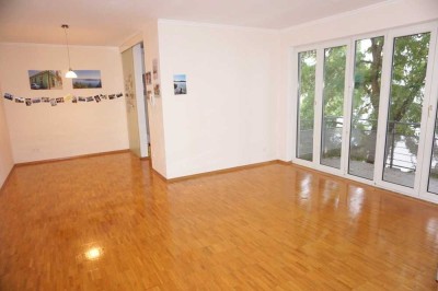 Moderne Wohnung mit Einbauküche und Balkon