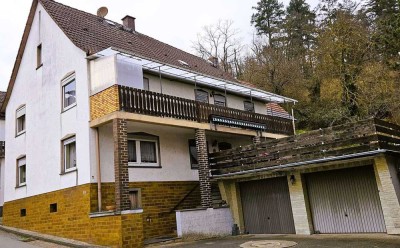 Ruhige Lage am Fuße des Lichtenberger Schlosses: Verträumtes 1-bis 2-FH mit Garten, Garagen, Scheune