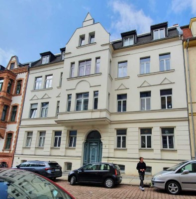 Schöne lichtdurchflutete 2 Zi-DG-Wohnung mit Einbauküche, Laminat und Duschbad im Paulusviertel