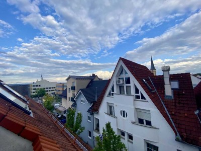 Helle DG-Wohnung im Herzen von Groß-Zimmern (u.a. mit Aufzug, Tiefgaragenstellplatz, Balkon)